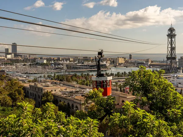 Barcelo limanı ve panoraması olan tarihi kırmızı teleferik kabini — Stok fotoğraf