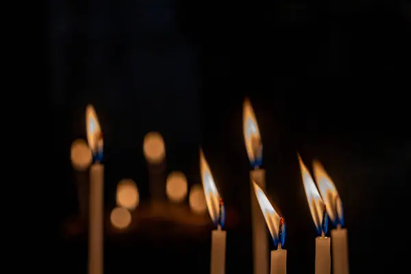 Primo piano di candele con bel bokeh in chiesa — Foto Stock