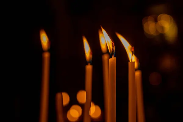 Крупный план свечей с красивым боке в церкви — стоковое фото