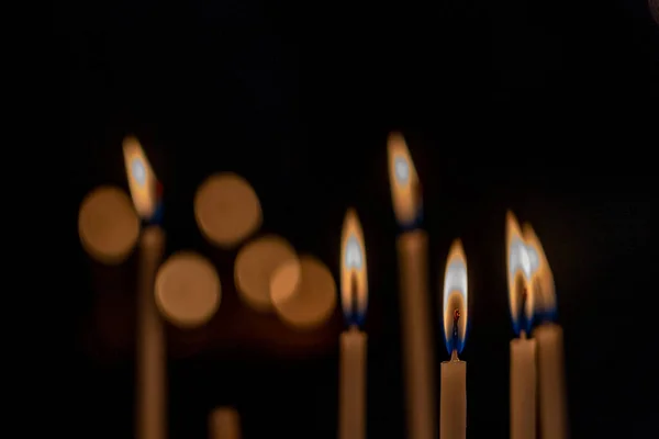 Primo piano di candele con bel bokeh in chiesa — Foto Stock