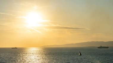 Barcelona rıhtımında gün batımı manzarası, İspanya