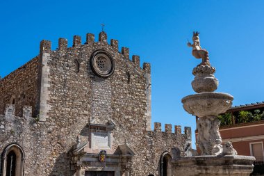 Sicilya Adası, İtalya 'da Taormina sokaklarında eski bir kilise.