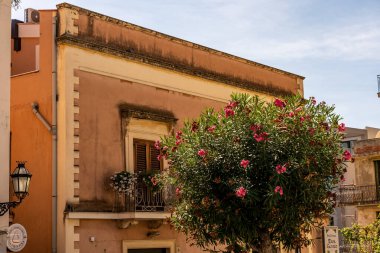 Sicilya 'daki Taormina caddelerinde çiçekli bir ev.