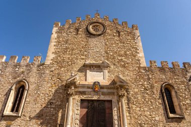 Sicilya Adası, İtalya 'da Taormina sokaklarında eski bir kilise.