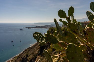 Sicilya adasındaki Taormina 'dan Akdeniz manzarası
