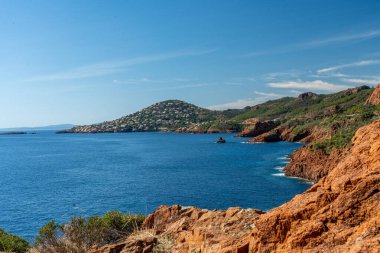 Esterel dağlarındaki kırmızı kayalıklarda yürüyüş parkurunda 