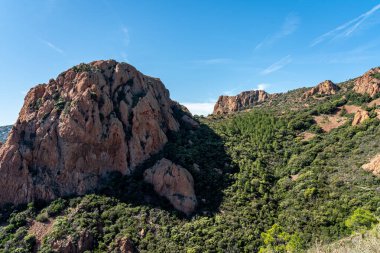 Esterel dağlarındaki kırmızı kayalıklarda yürüyüş parkurunda 