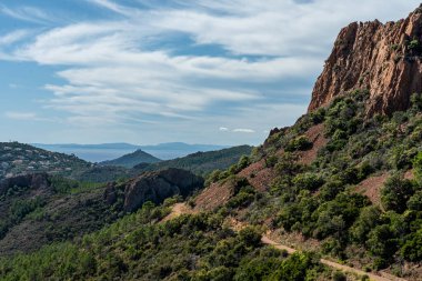 Esterel dağlarındaki kırmızı kayalıklarda yürüyüş parkurunda 