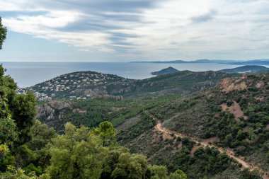 Esterel dağlarındaki kırmızı kayalıklarda yürüyüş parkurunda 