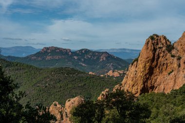 Esterel dağlarındaki kırmızı kayalıklarda yürüyüş parkurunda 