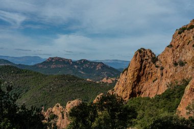 Esterel dağlarındaki kırmızı kayalıklarda yürüyüş parkurunda 
