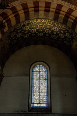 Notre Madame de la Garde Kilisesi 'nin altın çatılı penceresi.