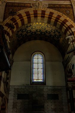 Notre Madame de la Garde Kilisesi 'nin altın çatılı penceresi.
