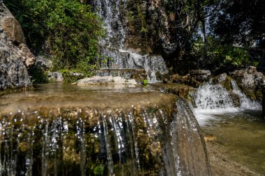 Halkın parkındaki bir şelalenin uzun pozlama görüntüsü