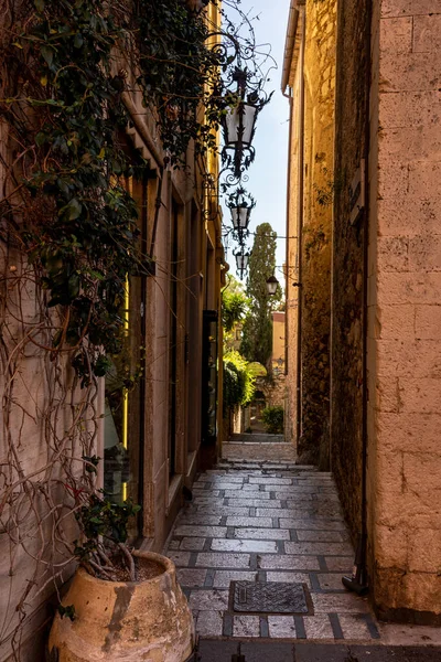 Ulice Taormina na wyspie Sycylia, Włochy — Zdjęcie stockowe