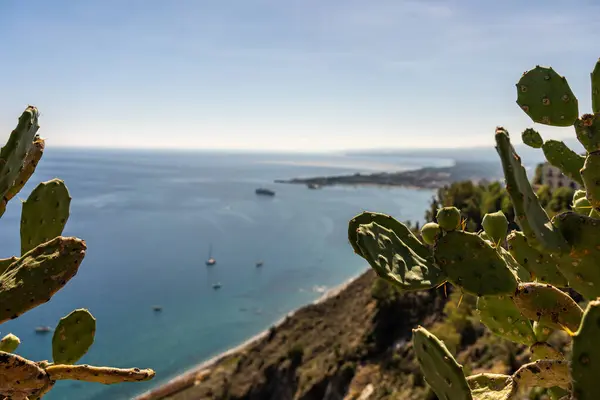 Vue sur la mer Méditerranée de taormine sur l'île de Sicile, il — Photo