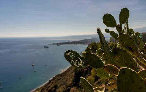 Vue sur la mer Méditerranée de taormine sur l'île de Sicile, il — Photo