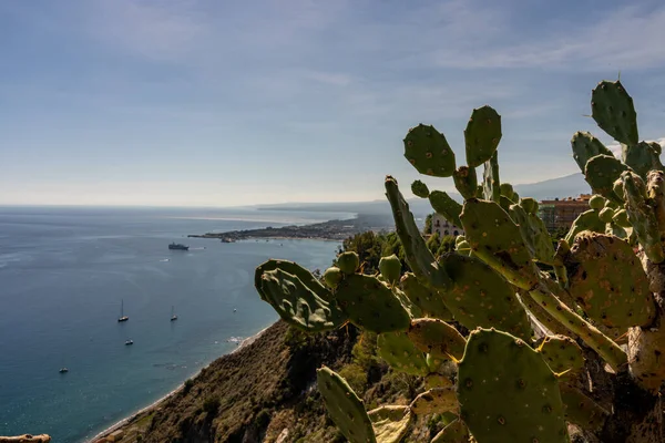 Vue sur la mer Méditerranée de taormine sur l'île de Sicile, il — Photo