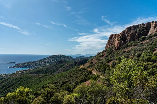 Cap roux vandringsled I de röda klipporna i Esterel bergen — Stockfoto