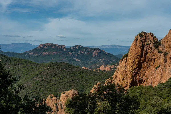 Esterel dağlarındaki kırmızı kayalıklarda yürüyüş parkurunda 