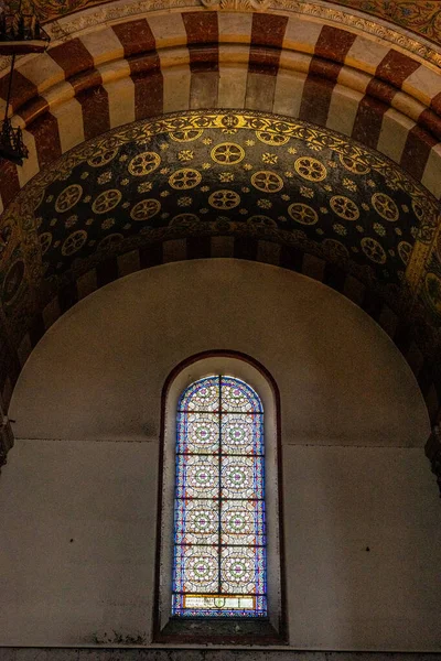 Notre Madame de la Garde Kilisesi 'nin altın çatılı penceresi.