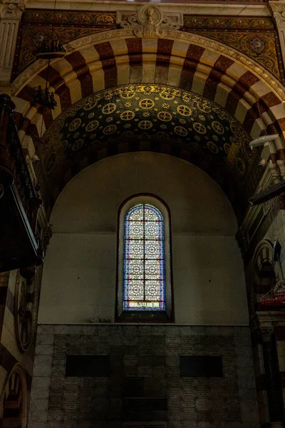 Notre Madame de la Garde Kilisesi 'nin altın çatılı penceresi.