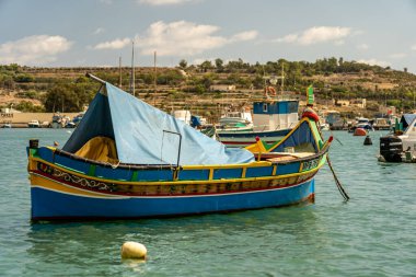 Tekneli liman manzarası, Malta 'daki Marsaxlokk manzarası.