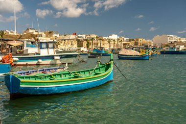 Tekneli liman manzarası, Malta 'daki Marsaxlokk manzarası.