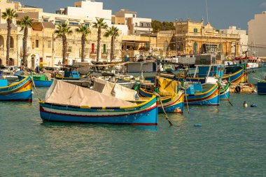 Tekneli liman manzarası, Malta 'daki Marsaxlokk manzarası.