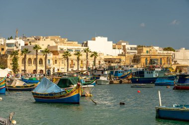 Tekneli liman manzarası, Malta 'daki Marsaxlokk manzarası.
