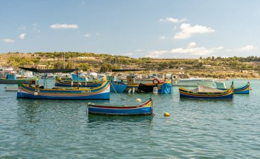 Tekneli liman manzarası, Malta 'daki Marsaxlokk manzarası.