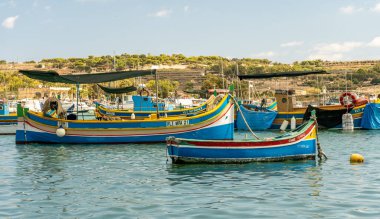 Tekneli liman manzarası, Malta 'daki Marsaxlokk manzarası.