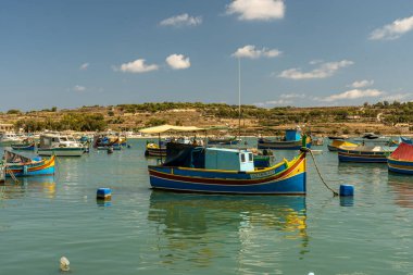 Tekneli liman manzarası, Malta 'daki Marsaxlokk manzarası.