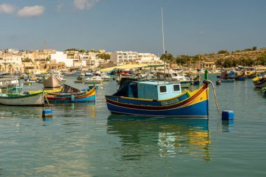 Tekneli liman manzarası, Malta 'daki Marsaxlokk manzarası.