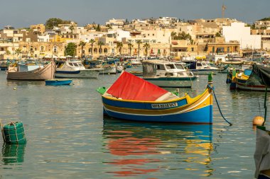 Tekneli liman manzarası, Malta 'daki Marsaxlokk manzarası.