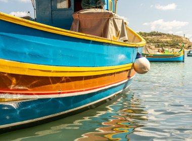 Tekneli liman manzarası, Malta 'daki Marsaxlokk manzarası.