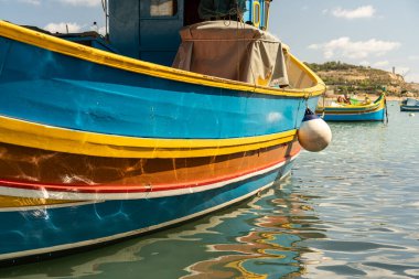 Tekneli liman manzarası, Malta 'daki Marsaxlokk manzarası.
