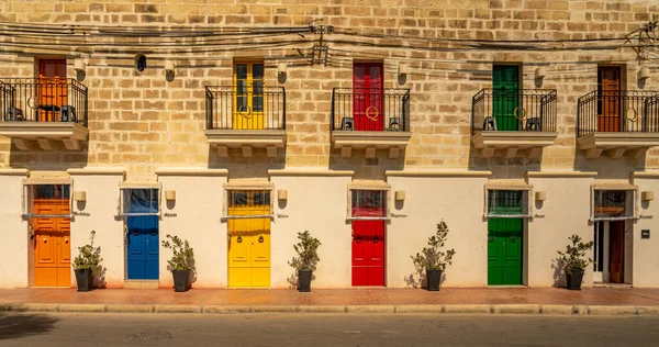 Portas coloridas de um edifício no porto de marsaxlokk em malte — Fotografia de Stock