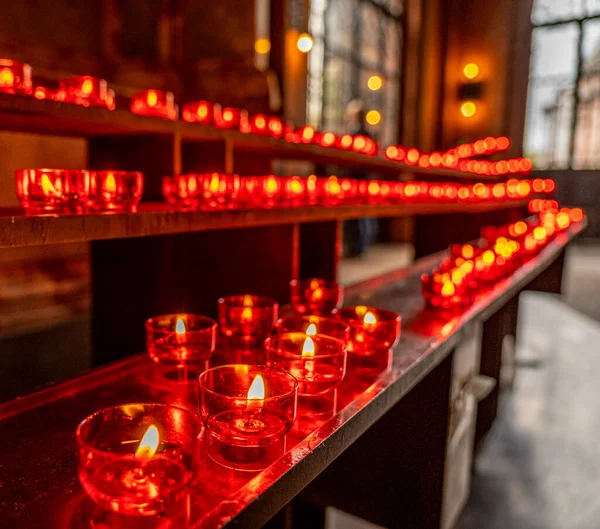 Röda ljus i Frankfurt dom kyrka, Tyskland — Stockfoto