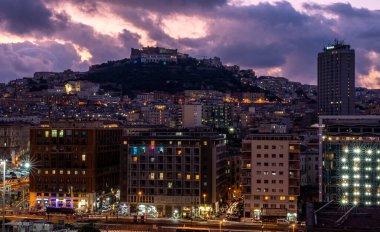 Genoa, İtalya 'nın limanında parlak yıldızlar ve renkli pencereler