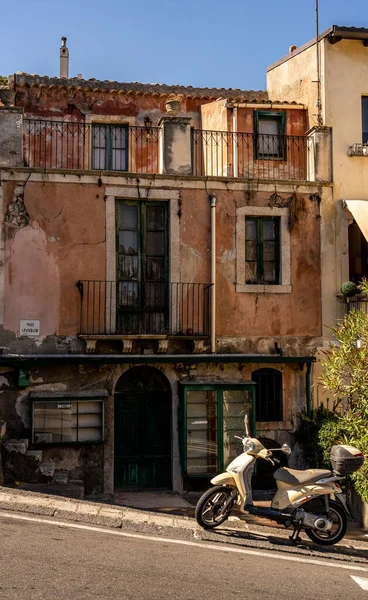 Widok na stary budynek ze skuterem z przodu od Taorminy — Zdjęcie stockowe