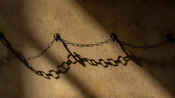 Chain and shadows on an old wall in genua, italy — Stock Photo, Image