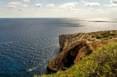 Blue Grotto, Malta 'daki Malta kıyısı ve Akdeniz manzarası