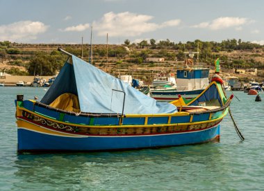 Tekneli liman manzarası, Malta 'daki Marsaxlokk manzarası.