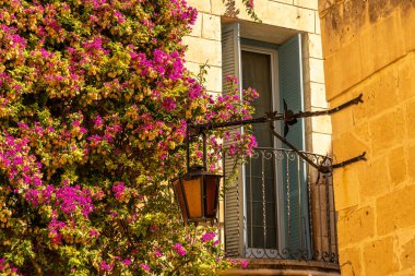 Antik Mdina şehrinin sokaklarında güzel pencere ve kapılar, 