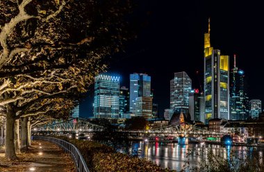 Geceleyin Frankfurt gökyüzü ana yansıması ile renklidir.