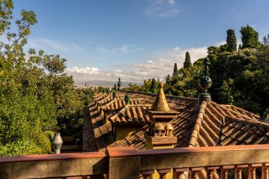Barselona şehrinin manzarası ve bir kilisenin çatısı.