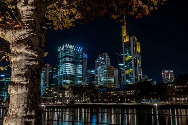Frankfurter Skyline bei Nacht mit farbenfrohen Reflexen im Main — Stockfoto