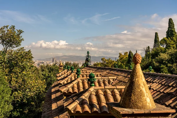 Utsikt över Barcelona stad och ett tak över en kyrka i en parc — Stockfoto