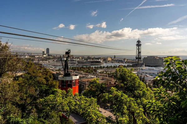 Historische rode kabelbaan cabine met haven en panorama van Barcelo — Stockfoto